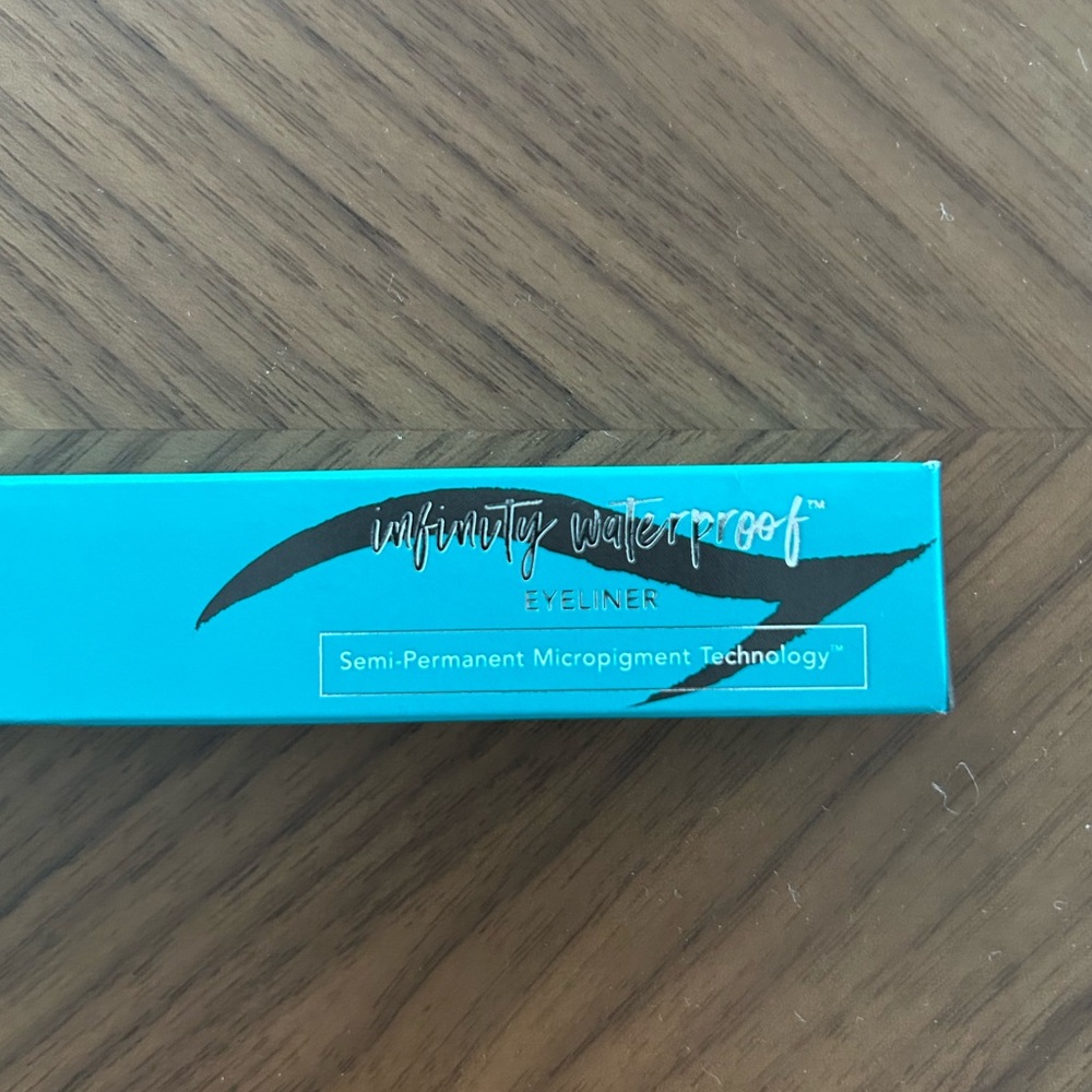 Thrive Causemetics Infinity Waterproof Eyeliner in Lauren Matte Black - Picture 4 of 7